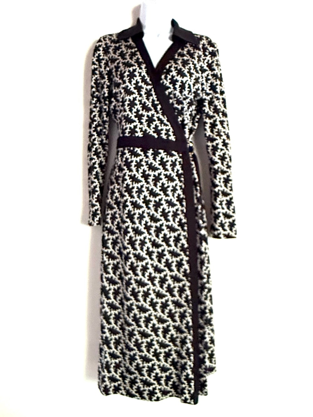 Diane Von Furstenberg Classic Collared Long Sleeve Wrap Black & White Silk Dress